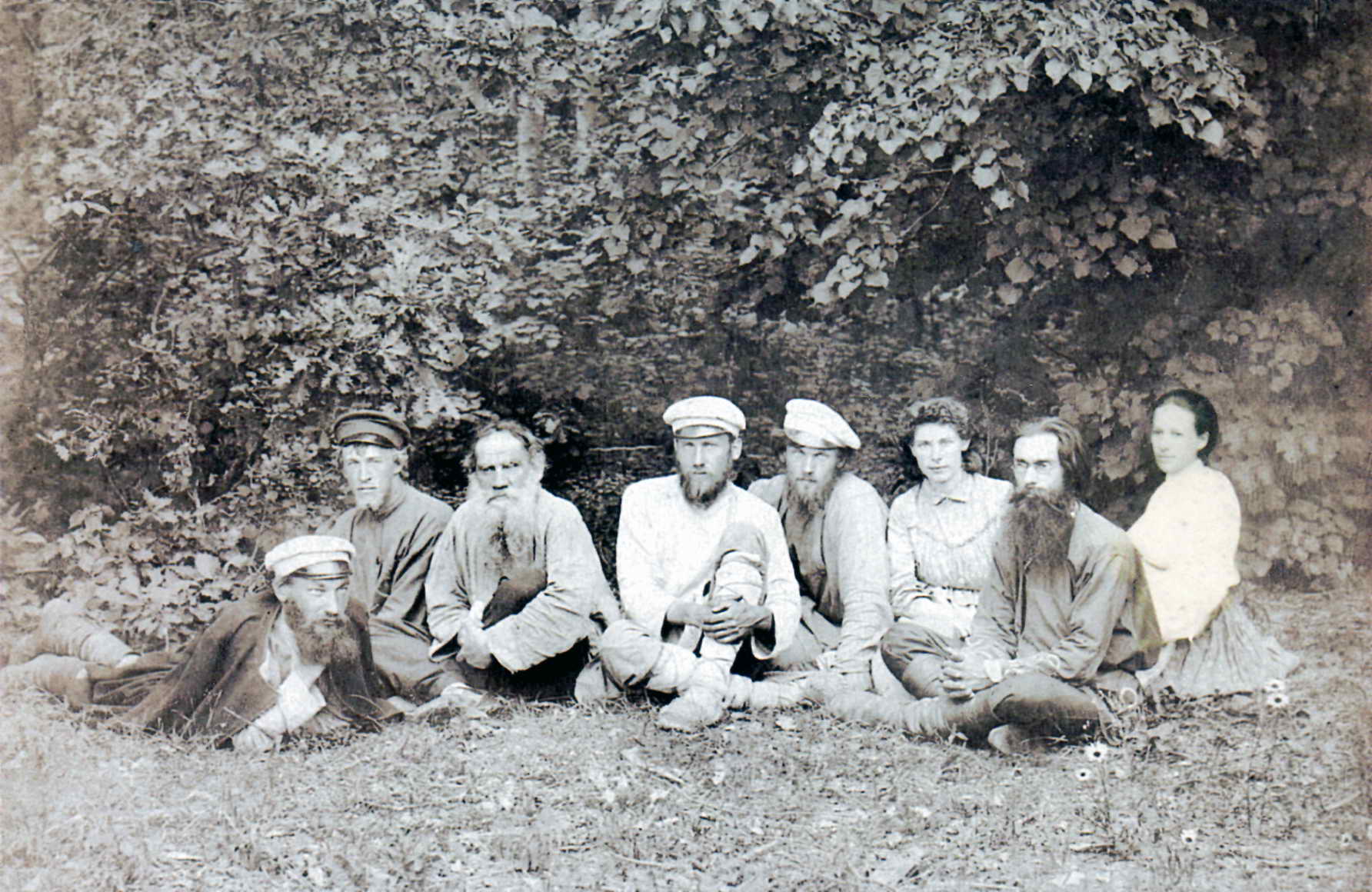 3-й слева - Лев Николаевич Толстой, 7-й слева - Анатолий Степанович Буткевич (фото из архива музея)