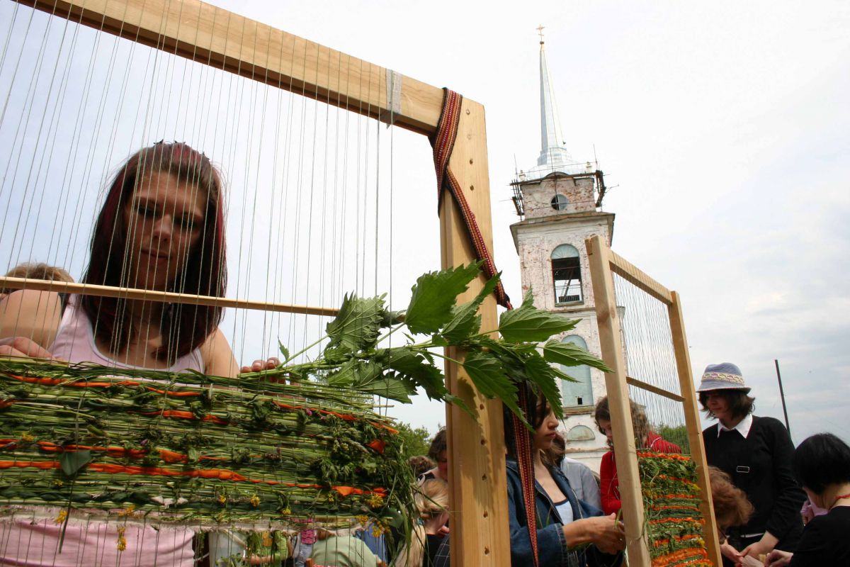 Девочка крапива. Ежегодный фестиваль крапивы. Крапивой по. Крапива для детей. Крапива и человек.