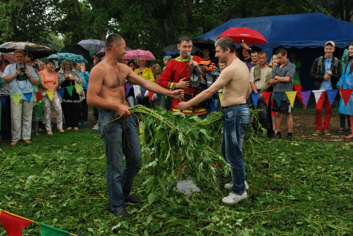 Поедание крапивы. Крапивна фестиваль крапивы. Фестиваль крапивы в Тульской области. Праздник крапивы в Тульской области. Фестиваль крапивы в Тульской области 2023.