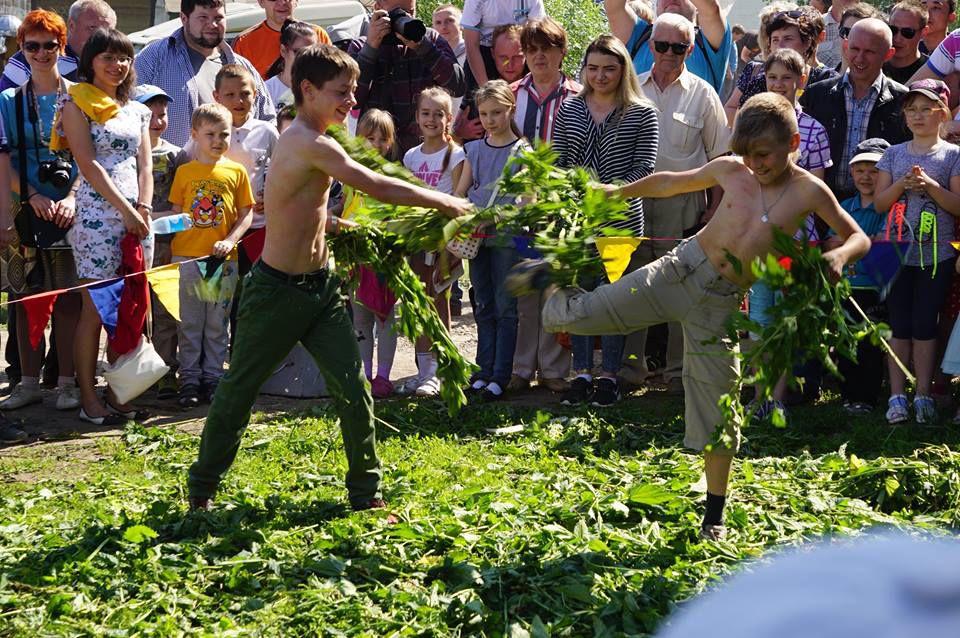 Крапива мальчик. Крапивна фестиваль крапивы. Праздник крапивы в Крапивне. Крапивна Тульская область фестиваль.