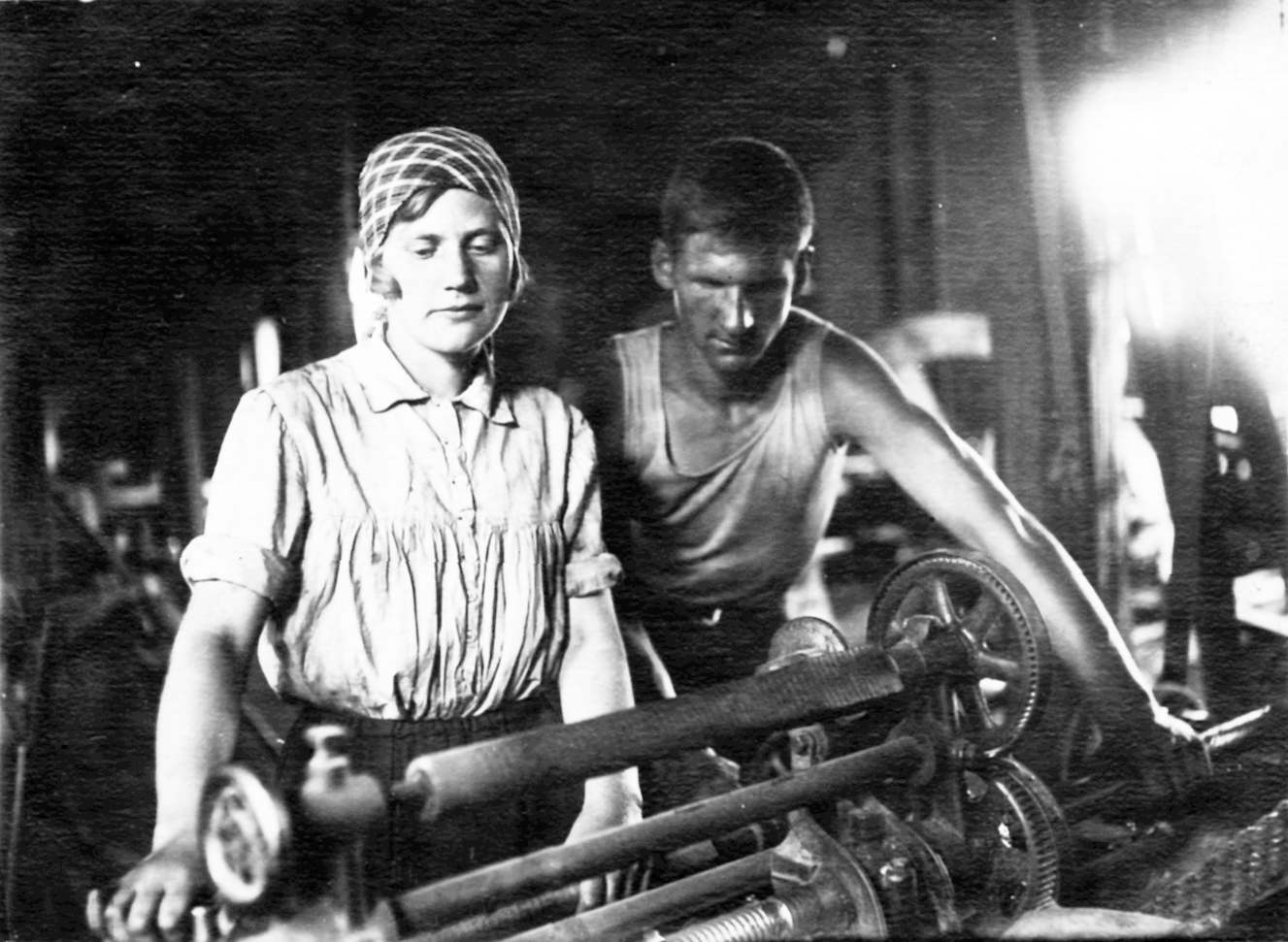 начало 1930-х гг. Фонды Крапивенского музея. Передано жительницей Крапивны В.Л. Розанцевой, потомком крапивенских купцов Белобородовых. Слева на фото – Ольга Алексеевна Белобородова.