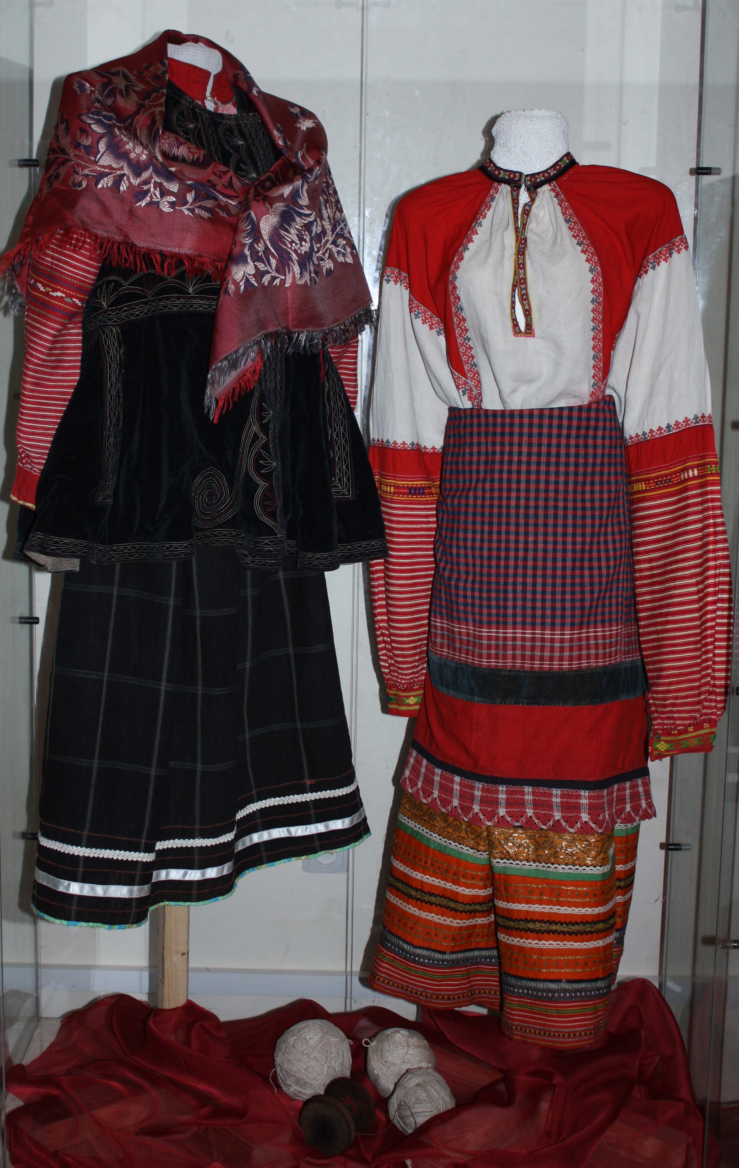 Народные костюмы